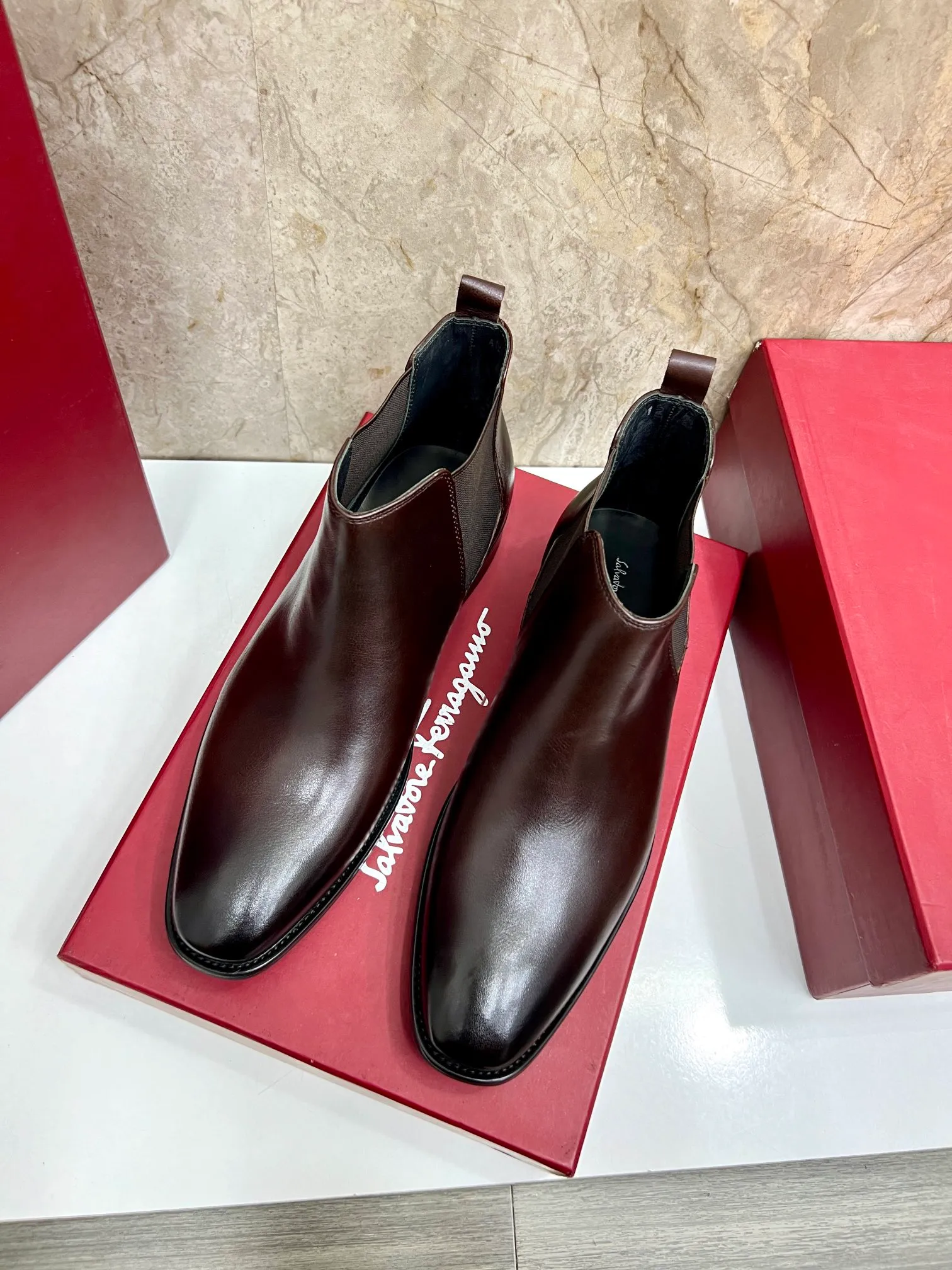 Original order quality: Men's shoes 💰700 Brand: Ferragamo (Ferragamo) One size larger: Men's size 38-44 (45 customized) Grade: Same style as the official website High-end men's shoes Material: Original cowhide, cowhide lining, original outsole Style category: Chelsea men's boots Fashion trend Color: Actual picture